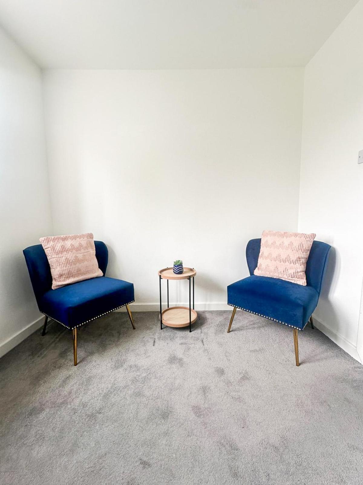 Charming 2-bedroom Flat With Private Balcony Near Islington Station, Canonbury Londen