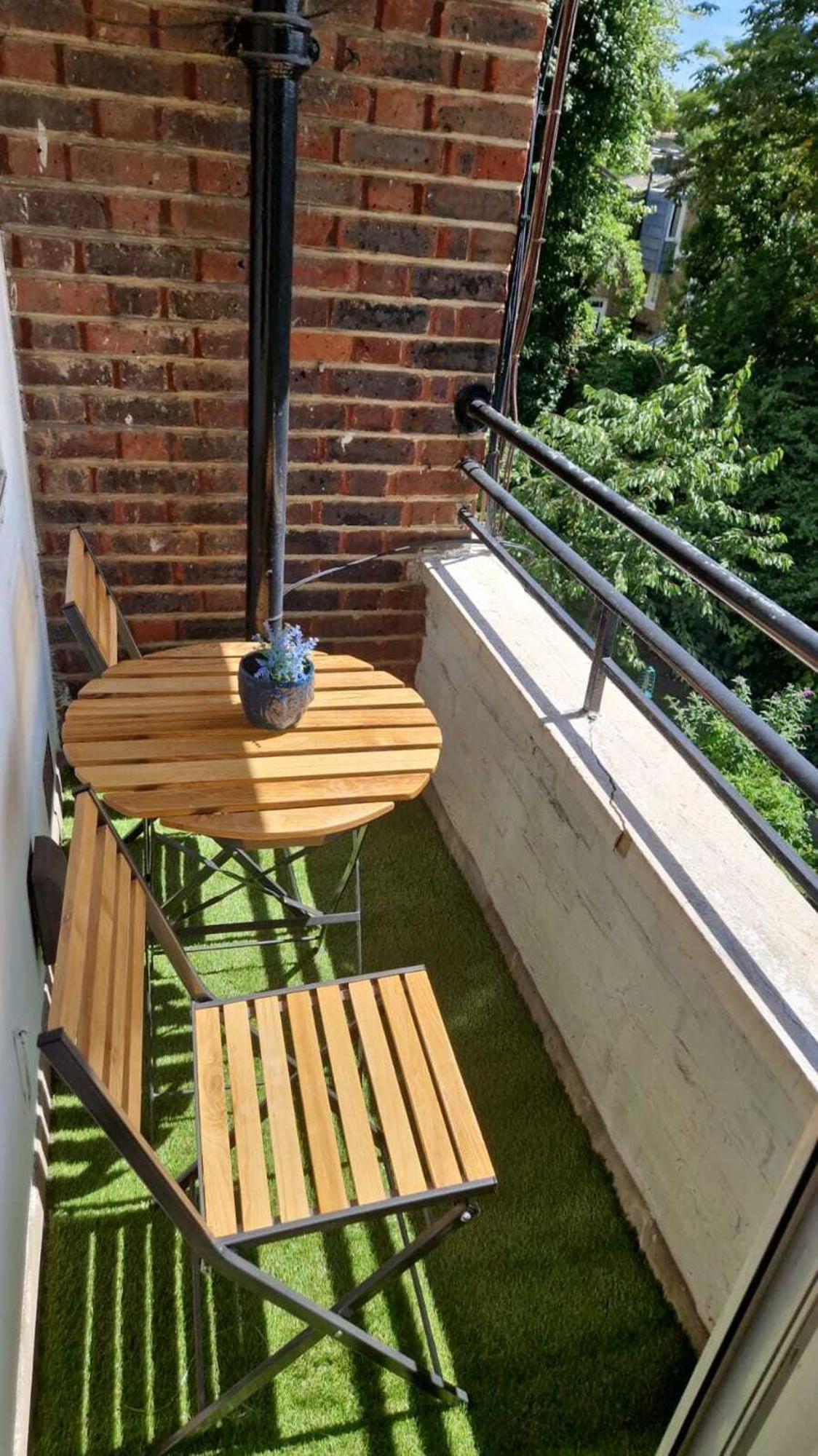 Charming 2-bedroom Flat With Private Balcony Near Islington Station, Canonbury Appartement Londen